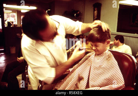 Little Boy, Haare schneiden in Rockport Barbershop 02/1973 Stockfoto