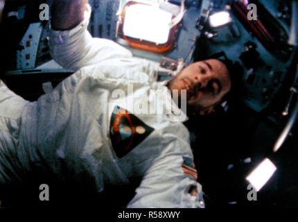 (21-27 Dez. 1968) - - - Astronaut William A. Anders, Lunar Module Pilot, ist während intravehicular Aktivität (IVA) auf der Apollo 8 Lunar Orbit Mission gezeigt. Diese noch gedruckt wurde aus Film Film durch einen Onboard 16mm Motion Picture Kamera aufgenommen. Stockfoto