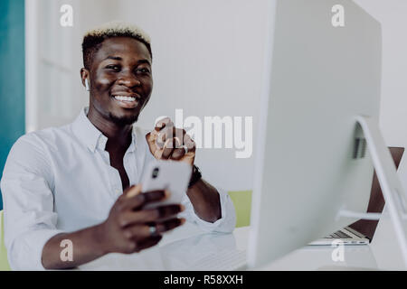 Afrikanische amerikanische Geschäftsmann Geld zu Hause und im Büro Stockfoto