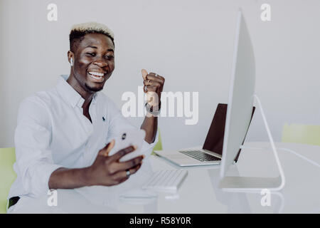 Afrikanische amerikanische Geschäftsmann Geld zu Hause und im Büro Stockfoto