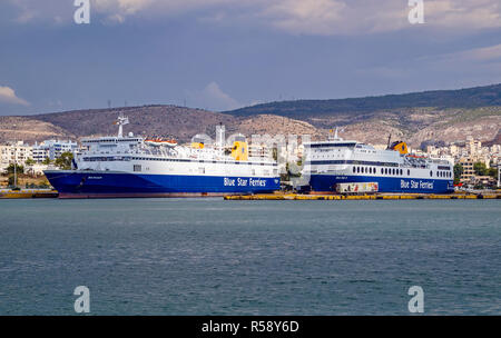 Blue Star Ferries Blue Star Horizon & Blue Star 2 vertäut im Hafen von Piräus Athen Griechenland Europa Stockfoto