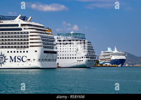 Kreuzfahrtschiffe MSC Peosia, Costa Riviera und Marella Discovery 2 im Hafen von Piräus Athen Griechenland Europa Stockfoto