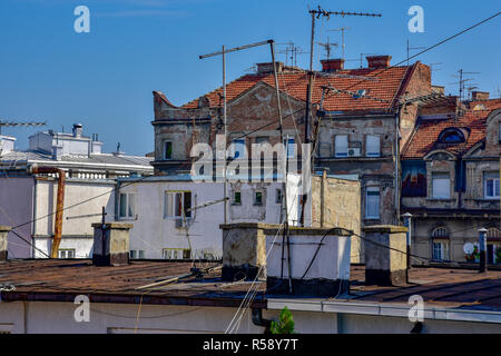 Stadt in Europa das Dach eines Hauses Fenster Antenne im Sommer blau weiß Belgrad Stockfoto