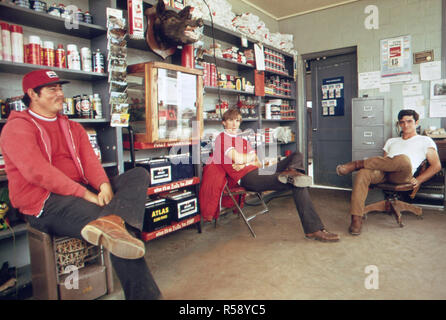 Mai 1973 - Einrichtung einer örtlichen Tankstelle in Leakey, Texas, während die Mittagsstunde, in der Nähe von San Antonio, 05/1973 Stockfoto