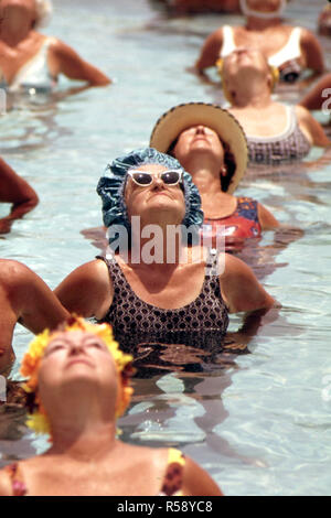 Die Bewohner der Gebäude des Dorfes Ruhestandgemeinschaft nehmen an organisierten tägliche Übungen West Palm Beach - Ca. 1975 Stockfoto