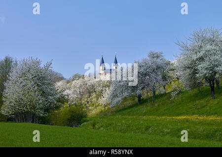 Romanische Basilika St. Gangolf in Münchenlohra zur Villa Alice, LK Nordhausen, Thüringen, Deutschland Stockfoto