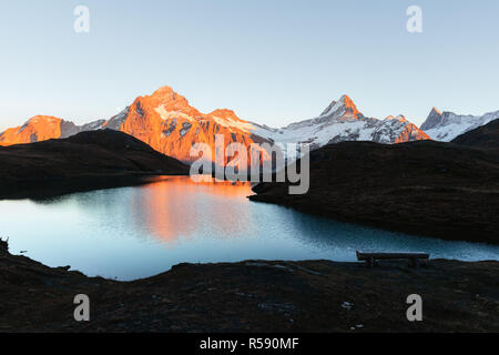 Malerischer Blick auf den See Bachalpsee in den Schweizer Alpen. Schneebedeckten Gipfeln von Rosenhorn, Mittelhorn und Wetterhorn. Tal von Grindelwald, Schweiz Stockfoto
