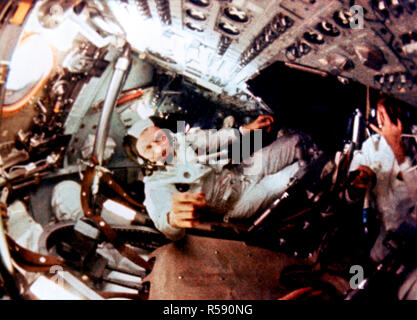 (21-27 Dez. 1968) - - - Astronauten Frank Borman, mission Commander, während intravehicular Aktivität (IVA) auf der Apollo 8 Lunar Orbit Mission gezeigt. Stockfoto