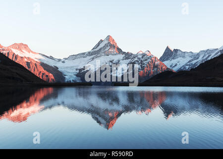 Malerischer Blick auf den See Bachalpsee in den Schweizer Alpen. Schneebedeckten Gipfeln von Rosenhorn, Mittelhorn und Wetterhorn. Tal von Grindelwald, Schweiz Stockfoto