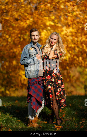 Foto der jungen Paare stehen im Herbst Wald Stockfoto