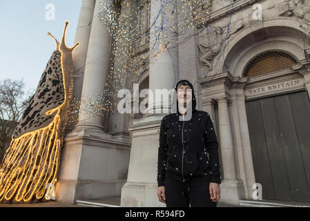 London, Großbritannien. 30. November 2018. Turner Prize nominiert artist Monster Chetwynd vor ihrem neuen Tate Britain Winter Kommission darstellt. Der Künstler, der früher als 'Marvin Gaye' und 'Spartacus' bekannt, hat Kultcharakter Neoklassizismus der Tate Britain Fassade der Wintersaison mit einem neuen Stück von der Wintersonnenwende inspiriert Mark verwandelt, mit einer blendenden Licht Anzeige und Elemente der Skulptur. Winter Kommission 2018: Monster Chetwynd wird auf täglich ab dem 1. Dezember 2018 - vom 28. Februar 2019 geschaltet werden. Credit: Stephen Chung/Alamy leben Nachrichten Stockfoto