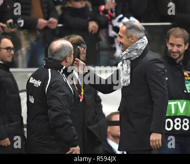 29. November 2018, Hessen, Frankfurt/Main: Fußball: Europa League, Eintracht Frankfurt - Olympique Marseille, Gruppenphase, Gruppe H, 5. Spieltag in der Commerzbank Arena. Der Frankfurter Trainer Adi Hütter (r) Anschläge von Eintracht Frankfurt Maskottchen, Golden Eagle 'Attila', in Anwesenheit der Falkner Norbert Lawitschka nach dem Gewinn 4-0. Foto: Arne Dedert/dpa Stockfoto