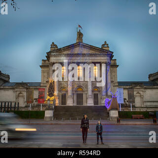 Tate Britain, London, UK. 30. November 2018. Monster Chetwynd (Bild, Mitte), der Künstler, der früher als 'Marvin Gaye' und 'Spartacus' bekannt, hat Kultcharakter Neoklassizismus der Tate Britain Fassade der Wintersaison zu markieren verwandelt. Zum ersten Mal enthüllt heute, Neue chetwynd's Stück hat durch die Wintersonnenwende inspiriert worden, mit einer blendenden Licht Anzeige und Elemente der Skulptur der Wintersaison zu markieren. Credit: Malcolm Park/Alamy Leben Nachrichten. Stockfoto