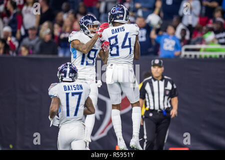 Houston, TX, USA. 26 Nov, 2018. Tennessee Titans wide receiver Corey Davis (84) seinem Touchdown feiert mit Tennessee Titans wide receiver Tajae Sharpe (19) Während des 3. Quartals ein NFL Football Spiel zwischen der Tennessee Titans und der Houston Texans an NRG Stadion in Houston, TX. Die Texaner gewannen das Spiel 34 zu 17. Trask Smith/CSM/Alamy leben Nachrichten Stockfoto