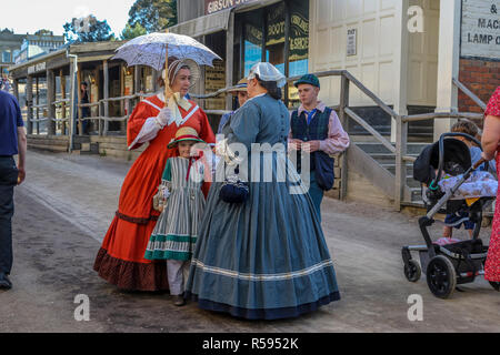 Sovereign Hill jährlichen Christmas Shopping Nacht, Ballarat, Victoria, Australien. 30. November 2018. Sovereign Hill zum Leben erweckt, die Aufregung von Australiens Great 1850 Goldrausch. Vier besten Australiens mal 'Major touristische Attraktion' benannt, zuletzt in 2016, Sovereign Hill bietet eine einzigartige australische Erfahrungen und einen Tag voller Unterhaltung. Credit: Brett Keating/Alamy leben Nachrichten Stockfoto