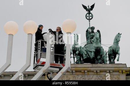 Berlin, Deutschland. 30 Nov, 2018. Eine Chanukka - Leuchter ist vor dem Brandenburger Tor. Quelle: Britta Pedersen/dpa-Zentralbild/dpa/Alamy leben Nachrichten Stockfoto