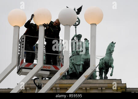 Berlin, Deutschland. 30 Nov, 2018. Eine Chanukka - Leuchter ist vor dem Brandenburger Tor. Quelle: Britta Pedersen/dpa-Zentralbild/dpa/Alamy leben Nachrichten Stockfoto