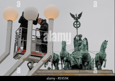 Berlin, Deutschland. 30 Nov, 2018. Eine Chanukka - Leuchter ist vor dem Brandenburger Tor. Quelle: Britta Pedersen/dpa-Zentralbild/dpa/Alamy leben Nachrichten Stockfoto