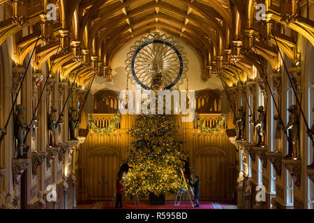 Windsor, Großbritannien. 30. November 2018. Die Appartements im Schloss Windsor wurden mit glitzernden Weihnachtsbäumen und Lichterglanz weihnachtlich geschmückt. Hier in der herrlichen St George's Hall eine markante 20 ft Nordmann Tanne von Windsor Great Park in Gold Dekorationen gekleidet gesehen. Einen 15 ft Weihnachtsbaum wird auch im Roten Salon. Credit: Mark Kerrison/Alamy leben Nachrichten Stockfoto