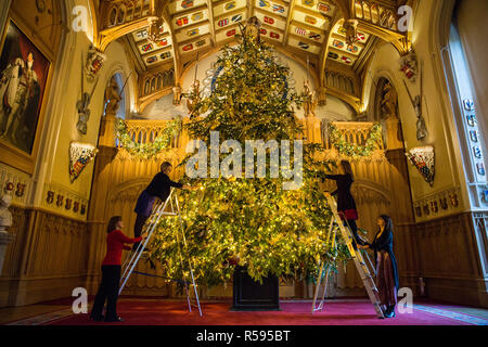 Windsor, Großbritannien. 30. November 2018. Die Appartements im Schloss Windsor wurden mit glitzernden Weihnachtsbäumen und Lichterglanz weihnachtlich geschmückt. Hier in der herrlichen St George's Hall eine markante 20 ft Nordmann Tanne von Windsor Great Park in Gold Dekorationen gekleidet gesehen. Einen 15 ft Weihnachtsbaum wird auch im Roten Salon. Credit: Mark Kerrison/Alamy leben Nachrichten Stockfoto