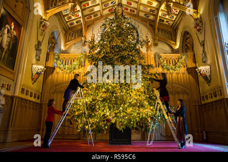Windsor, Großbritannien. 30. November 2018. Die Appartements im Schloss Windsor wurden mit glitzernden Weihnachtsbäumen und Lichterglanz weihnachtlich geschmückt. Hier in der herrlichen St George's Hall eine markante 20 ft Nordmann Tanne von Windsor Great Park in Gold Dekorationen gekleidet gesehen. Einen 15 ft Weihnachtsbaum wird auch im Roten Salon. Credit: Mark Kerrison/Alamy leben Nachrichten Stockfoto