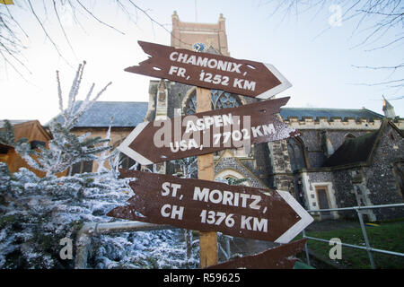 Kingston Surrey, Großbritannien. 30. November 2018. Ein alpines Dorf Lebensmittelmarkt öffnet sich für die Weihnachtszeit mit Schweizer und alpine Themenrestaurants und Bars im Zentrum von Kingston Upon Thames Credit: Amer ghazzal/Alamy leben Nachrichten Stockfoto