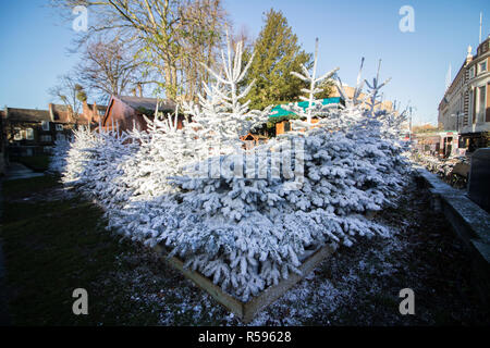 Kingston Surrey, Großbritannien. 30. November 2018. Ein alpines Dorf Lebensmittelmarkt öffnet sich für die Weihnachtszeit mit Schweizer und alpine Themenrestaurants und Bars im Zentrum von Kingston Upon Thames Credit: Amer ghazzal/Alamy leben Nachrichten Stockfoto