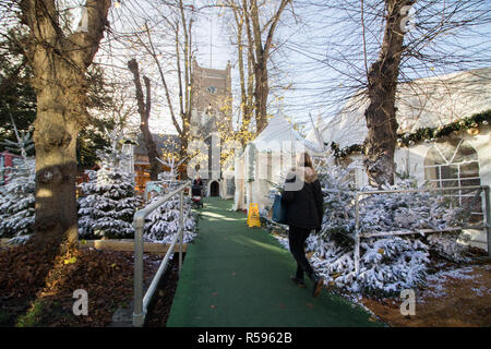 Kingston Surrey, Großbritannien. 30. November 2018. Ein alpines Dorf Lebensmittelmarkt öffnet sich für die Weihnachtszeit mit Schweizer und alpine Themenrestaurants und Bars im Zentrum von Kingston Upon Thames Credit: Amer ghazzal/Alamy leben Nachrichten Stockfoto