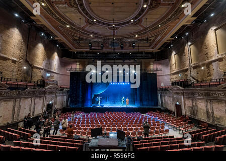 London, Großbritannien. 30. November 2018. Alexandra Palace Theater neu öffnet und zum ersten Mal der Öffentlichkeit in 80 Jahren mit £ 27 Mio. Restaurierung, von der Heritage Lottery Fund und Haringey Council unterstützt. Ursprünglich im Jahr 1875 eröffnet, Alexandra Palace Theater war das Publikum wurden von Pantomime, Oper, Schauspiel, Ballett und Musik Halle unterhalten. Die Victorian engineering Marvel wieder öffnet im Dezember 2018 mit einem Programm von Theater, Musik, Comedy und Familie zeigt. Credit: Stephen Chung/Alamy leben Nachrichten Stockfoto