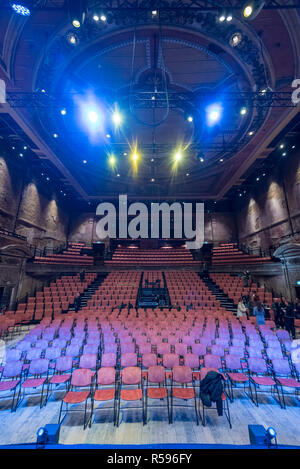 London, Großbritannien. 30. November 2018. Alexandra Palace Theater neu öffnet und zum ersten Mal der Öffentlichkeit in 80 Jahren mit £ 27 Mio. Restaurierung, von der Heritage Lottery Fund und Haringey Council unterstützt. Ursprünglich im Jahr 1875 eröffnet, Alexandra Palace Theater war das Publikum wurden von Pantomime, Oper, Schauspiel, Ballett und Musik Halle unterhalten. Die Victorian engineering Marvel wieder öffnet im Dezember 2018 mit einem Programm von Theater, Musik, Comedy und Familie zeigt. Credit: Stephen Chung/Alamy leben Nachrichten Stockfoto