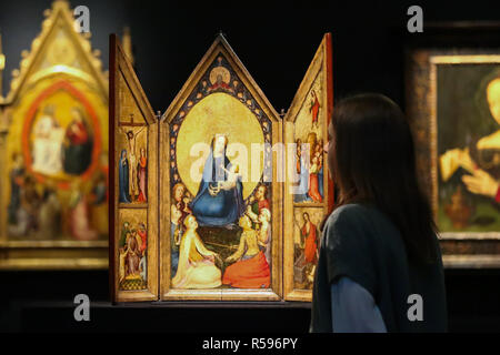 Sothebys. London, Großbritannien. 30 Nov 2018 - eine Frau Ansichten" der Meister der Heiligen Veronika' - ein tragbares Triptychon center Panel: Jungfrau mit Kind auf dem Thron vor einem goldenen Mandorla, mit Gott, dem Vater, und Engel in Anbetung vor, die Heiligen Johannes der Evangelist, Bbarbara, Christina, Katharina, Maria Magdalena und Johannes der Täufer in einer halb sitzenden - Kreis unter inneren Flügel: der Dornenkrönung, die Kreuzigung, die Auferstehung und die Himmelfahrt äußeren Flügel: Der Weg nach Golgotha. (Est £ 1.200.000 - 1.800.000 £). Meisterwerke von über zwei Jahrtausenden aus alten Master & britischer Gemälde Vorschau auf So Stockfoto