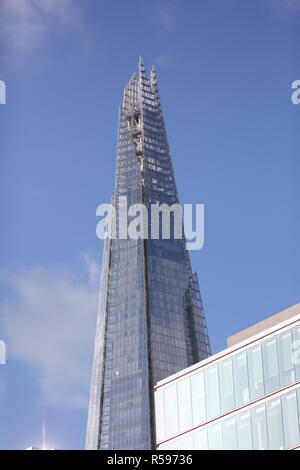 London, Großbritannien. 30 Nov, 2018. In warmen Herbsttönen Sonnenschein über Der Shard in Central London, die Wettervorhersage ist für Duschen für den Rest des Wochenendes. Credit: Keith Larby/Alamy leben Nachrichten Stockfoto