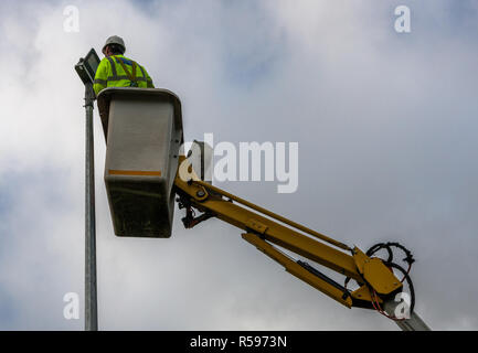 Carrigaline, Cork, Irland. 30. November 2018. Eine Airtricity Ingenieur bereitet neue Flutlichtanlage auf dem Basketballplatz in der Gemeinschaft Komplex in Carrigaline, Co Cork, Irland zu installieren. Quelle: David Creedon/Alamy leben Nachrichten Stockfoto