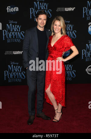 HOLLYWOOD, CA - 29. NOVEMBER: Topher Grace, Ashley Hinshaw, bei der Weltpremiere von Disney's Mary Poppins Renditen an den Dolby Theatre in Hollywood, Kalifornien am 29. November 2018. Credit: Faye Sadou/MediaPunch Stockfoto