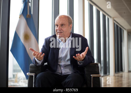 (181130) - BUENOS AIRES, November 30, 2018 (Xinhua) - hernan Lombardi, technischer Koordinator der Gruppe der 20 (G 20) Gipfel, antwortet auf die Fragen in einem Interview mit der Nachrichtenagentur Xinhua in Buenos Aires, Argentinien, Nov. 23, 2018. Als Gastgeber des nächsten G20-Gipfel, Argentinien zielt darauf ab, die Rolle der Versammlung als wirksamen multilateralen Mechanismus und den Gipfel mit Blick in die Zukunft neu zu festigen, sagte Lombardi. (Xinhua / Martin Zabala) (Wsw) Stockfoto