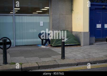 Dublin. 30 Nov, 2018. Eine grobe Sleeper ist an einer Straßenecke in der Innenstadt von Dublin, Irland, Nov. 30, 2018 gesehen. Die Zahl der obdachlosen Menschen in Irland lag bei 9,724, der Ende Oktober dieses Jahres auf 14,5 Prozent, während im Vergleich mit dem gleichen Zeitraum des letzten Jahres, nach einem Bericht hier am Donnerstag veröffentlicht. Quelle: Xinhua/Alamy leben Nachrichten Stockfoto