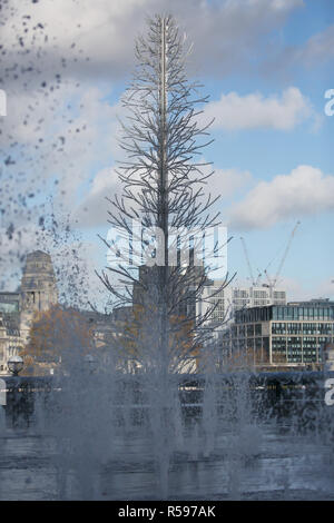 London, UK, 30. November 2018, blauer Himmel über einen Weihnachtsbaum vor dem Wasserbrunnen in Queenswalk an der Themse im Zentrum von London, die Wettervorhersage ist für Duschen für den Rest des Wochenendes. Credit Keith Larby/Alamy leben Nachrichten Stockfoto