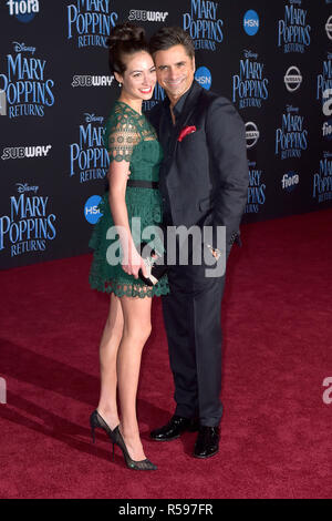 Los Angeles, USA. 29 Nov, 2018. Caitlin McHugh und ihr Ehemann John Stamos die Teilnahme an der Premiere von Disney's 'Mary Poppins gibt 'El Capitan Theatre am 29. November 2018 in Los Angeles, Kalifornien. Credit: Geisler-Fotopress GmbH/Alamy leben Nachrichten Stockfoto