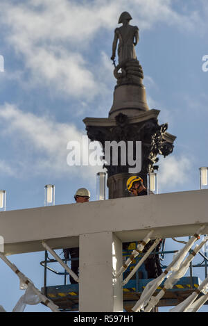 Trafalgar Square, London, UK. 30 Nov, 2018. Techniker installieren Der Menorah auf dem Trafalgar Square für Chanukka, dem jüdischen Lichterfest. Quelle: Matthew Chattle/Alamy leben Nachrichten Stockfoto