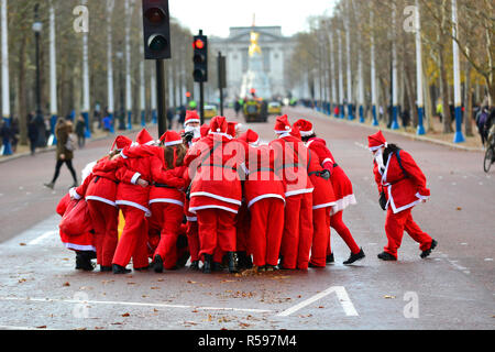 London, Großbritannien. 30. November 2018. Am letzten Tag des November sieht eine Versammlung der (meist weiblichen) Weihnachtsmänner in der Mall Gutschrift: Stockfoto