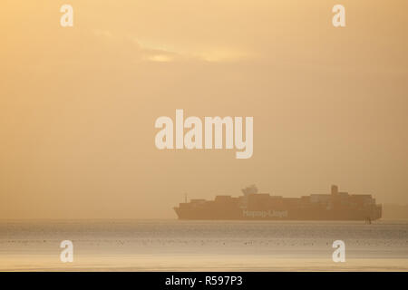 Shoeburyness, Southend-on-Sea, Essex, Großbritannien. 30. November 2018. UK Wetter: Sonnenaufgang über East Beach, Shoeburyness - einen Blick auf ein Boot Kredit: Ben Rektor/Alamy leben Nachrichten Stockfoto