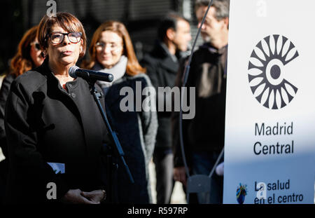 Madrid, Spanien. 30 Nov, 2018. INES SABANES, Beauftragter für Umwelt und Mobilität. Der Bürgermeister von Madrid, Manuela Carmena; die Delegierten von Umwelt und Mobilität, Inés Sabanes; der Delegierte der nachhaltigen Stadtentwicklung, José Manuel Calvo, und der Delegierte für Wirtschaft und Finanzen und Stadtrat der Distrikt Centro, Jorge García Castaño, nimmt an den Start von Madrid, der schadstoffarmen Bereich, daß dieser Arbeiten wird Freitag beginnen und das ist ein Teil von einer für Luftqualität und auf die Klimaänderung am 30.November, 2018 in Madrid, Spanien Quelle: Jesús Hellin/Alamy leben Nachrichten Stockfoto