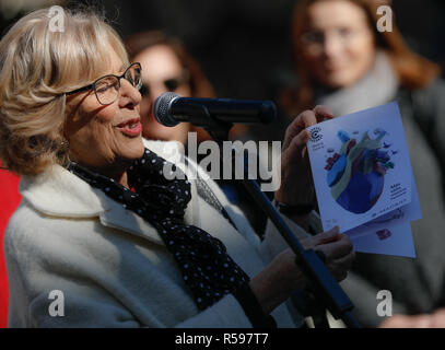 Madrid, Spanien. 30 Nov, 2018. MANUELA CARMELINA, Bürgermeister von Madrid. Der Bürgermeister von Madrid, Manuela Carmena; die Delegierten von Umwelt und Mobilität, Inés Sabanes; der Delegierte der nachhaltigen Stadtentwicklung, José Manuel Calvo, und der Delegierte für Wirtschaft und Finanzen und Stadtrat der Distrikt Centro, Jorge García Castaño, nimmt an den Start von Madrid, der schadstoffarmen Bereich, daß dieser Arbeiten wird Freitag beginnen und das ist ein Teil von einer für Luftqualität und auf die Klimaänderung am 30.November, 2018 in Madrid, Spanien Quelle: Jesús Hellin/Alamy leben Nachrichten Stockfoto