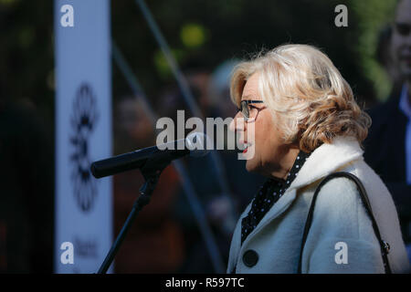 Madrid, Spanien. 30 Nov, 2018. MANUELA CARMELINA, Bürgermeister von Madrid. Der Bürgermeister von Madrid, Manuela Carmena; die Delegierten von Umwelt und Mobilität, Inés Sabanes; der Delegierte der nachhaltigen Stadtentwicklung, José Manuel Calvo, und der Delegierte für Wirtschaft und Finanzen und Stadtrat der Distrikt Centro, Jorge García Castaño, nimmt an den Start von Madrid, der schadstoffarmen Bereich, daß dieser Arbeiten wird Freitag beginnen und das ist ein Teil von einer für Luftqualität und auf die Klimaänderung am 30.November, 2018 in Madrid, Spanien Quelle: Jesús Hellin/Alamy leben Nachrichten Stockfoto