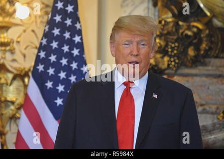 Buenos Aires, Buenos Aires, Argentinien. 30 Nov, 2018. Der Präsident der Vereinigten Staaten von Amerika, Donald Trump, spricht mit dem Drücken Sie während eines bilateralen Treffens mit Argentiniens Präsident und Vorsitzende der 2018 G20-Präsidentschaft Mauricio Macri im Präsidentenpalast als Teil der Staats- und Regierungschefs der G20-Gipfel. Credit: Patricio Murphy/ZUMA Draht/Alamy leben Nachrichten Stockfoto