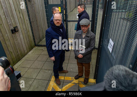 Musgrave Street Polizeistation, Belfast, UK. 30. Nov 2018. Barry McCaffrey und Trevor Birney Interview mit PSNI Offiziere zu Musgrave Street Polizeistation teilnehmen, {Stadt}. Die loughinisland Dokumentaristen wurden über einen angeblichen Diebstahl von vertraulichen Material von Polizei Watchdog in Frage gestellt. Sie wurden von ihren Anwälten Credit: Bonzo/Alamy Leben Nachrichten begleitet Stockfoto