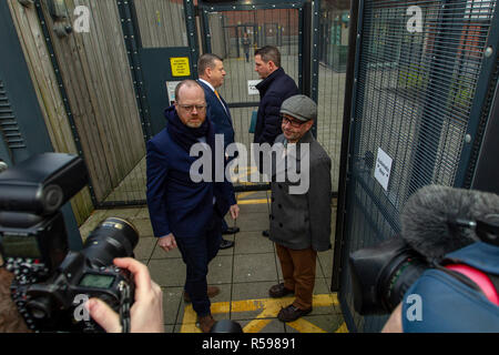 Musgrave Street Polizeistation, Belfast, UK. 30. Nov 2018. Barry McCaffrey und Trevor Birney Interview mit PSNI Offiziere zu Musgrave Street Polizeistation teilnehmen, {Stadt}. Die loughinisland Dokumentaristen wurden über einen angeblichen Diebstahl von vertraulichen Material von Polizei Watchdog in Frage gestellt. Sie wurden von ihren Anwälten Credit: Bonzo/Alamy Leben Nachrichten begleitet Stockfoto