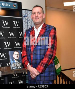 London, Großbritannien. 30 Nov, 2018. Ehemalige doddie Wehr, Scottish Rugby Union player Zeichen Kopien seiner Autobiographie, mein Name" 5 Doddie, bei Waterstones Leadenhall MarketDoddie Wehr, Schottische ehemaliger Rugby Union player Zeichen Kopien seiner Autobiographie, mein Name" 5 Doddie, bei Waterstones Leadenhall MarketDoddie Wehr, Schottische ehemaliger Rugby Union player Zeichen Kopien seiner Autobiographie, mein Name" 5 Doddie, bei Waterstones Leadenhall Market Credit: Nils Jorgensen/Alamy leben Nachrichten Stockfoto