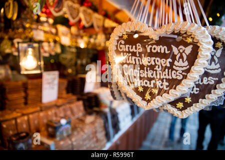 30. November 2018, Bayern, Nürnberg: lebkuchenherzen mit der Aufschrift 'Grüße aus der Nürnberger Weihnachtsmarkt" sind auf dem Display zum Verkauf mit einem Stand auf dem Nürnberger Weihnachtsmarkt. Foto: Daniel Karmann/dpa Stockfoto