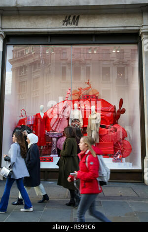 Die Oxford Street, London, UK. 30 Nov, 2018. Ist ein beschäftigter London Oxford Street mit Käufern mit 24 Tage bis Weihnachten. Credit: Dinendra Haria/Alamy leben Nachrichten Stockfoto